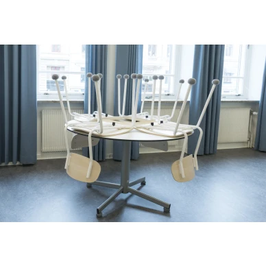 tuolisukka vaaleanharmaa luokkahuoneessa image