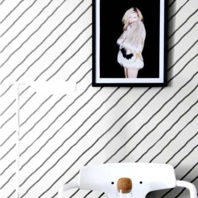 Diagonal mustavalkoinen raidallinen tapetti Mimoulta image