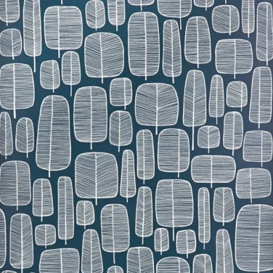 Little Trees tummansininen puutapetti Miss Printilta image