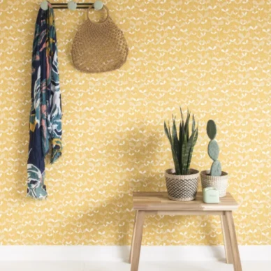 Saplings keltainen retro lehtitapetti Miss Printilta image