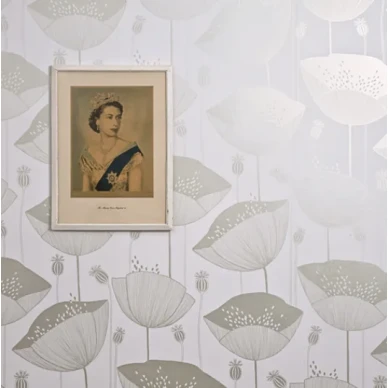 Poppy valkoinen hopeinen retrotyylinen kukkatapetti Miss Printilta image