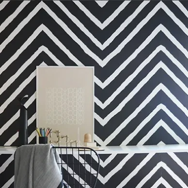 Flow mustavalkoinen raidallinen tapetti Mimoulta image