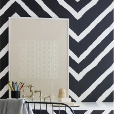 Flow mustavalkoinen raidallinen tapetti tyohuoneeseen Mimoulta image