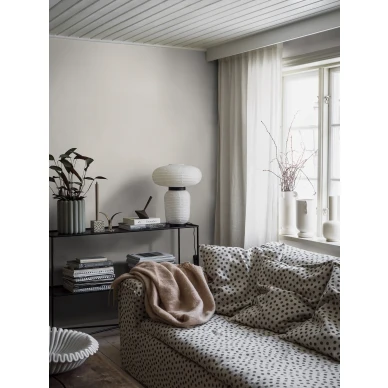 Olohuoneen vaaleanbeige tapetti Borastapeterilta Flax Fiber 4310 image