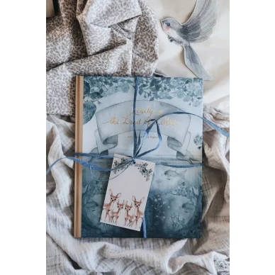 Mrs Mighetto Ensam i Bokstävernas Land bok image