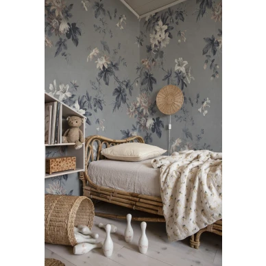 Makuuhuoneen tapetti Sandbergilta sinisella kukkakuviolla Faded Passion S10133 image