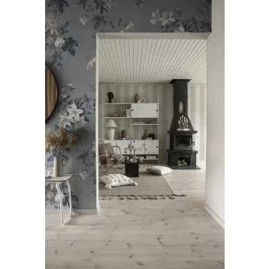 Olohuoneen sininen kukkatapetti Sandbergilta Faded Passion S10133 image