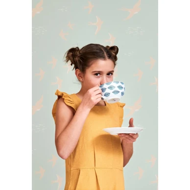 Majvillan Follow the wind ljusblå tapet image