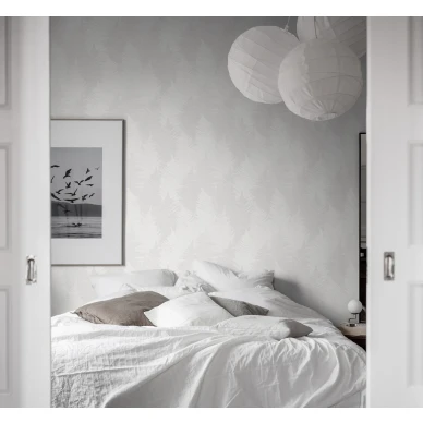 Makuuhuoneen vaalea lehtitapetti Borastapeterilta Fern Forest 1163 image