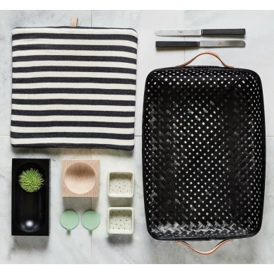 OYOY Sporta Large är en stor svart serveringskorg för bröd eller bakverk image