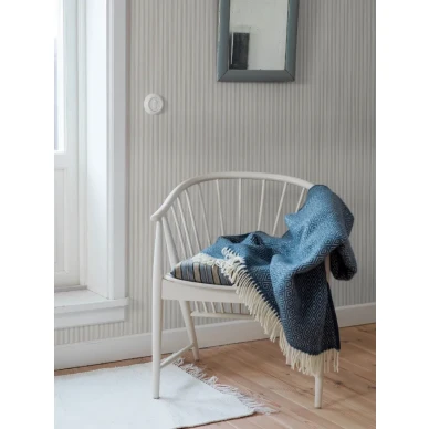 Aspö Stripe tapet på vit bakgrund och beige ränder image