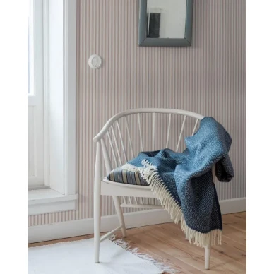 Aspö Stripe tapet på vit bakgrund och röda ränder image