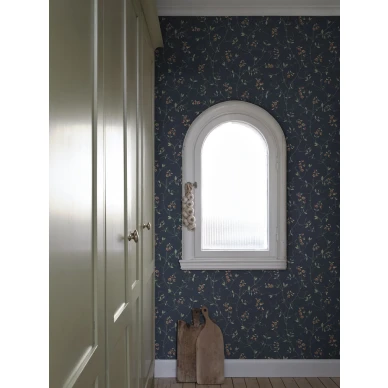 S10385 Sanna tapetti lastenhuoneessa Classic Blue Sandberg image