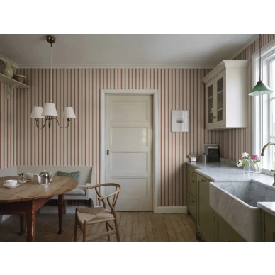 S10384 Gustaf punainen raitapetti olohuoneessa image