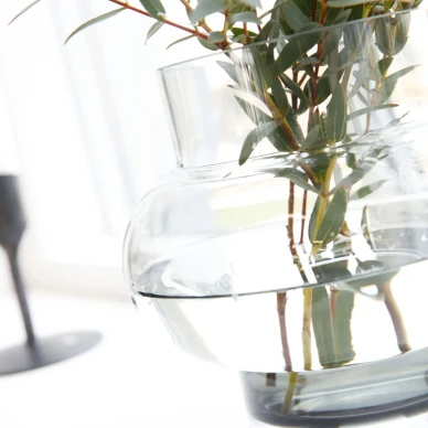 Vase Forms Low kaunis harmaa lasimaljakko House Doctorilta image