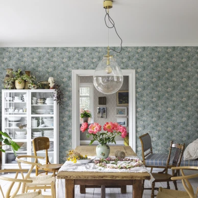 Emelie vaaleansininen kukkatapetti ruokahuoneeseen Sandbergilta image