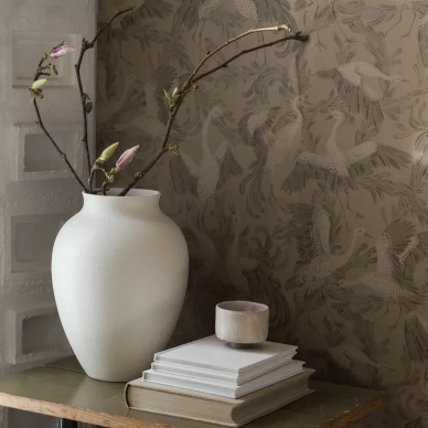 Dancing Crane ruskea lintutapetti eteiseen Borastapeterilta image