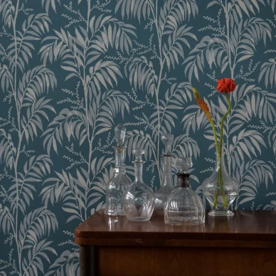 Casablanca Afternoon sininen lehtitapetti olohuoneeseen Langelid von Bromssenilta smokey blue image