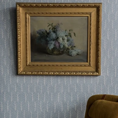 Coleslaw vaaleansininen lehtitapetti olohuoneeseen Langelid von Bromssenilta Glacier Blue image