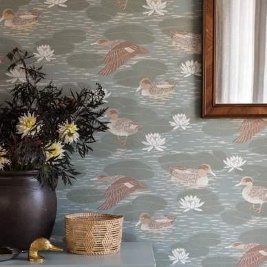 Duck Pond vaaleansininen lintutapetti image