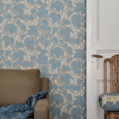 Hops and Glory sininen beige lehtitapetti Langelid von Bromssen Frost image