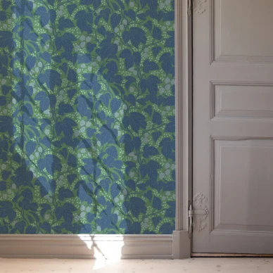 Hops and Glory sininen vihrea lehtitapetti Langelid von Bromssen Ivy Green image