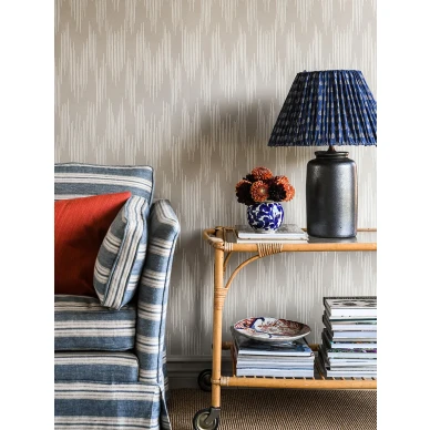 Ikat ruskea graafinen tapetti olohuoneeseen Langelid von Bromssenilta 13 52 image