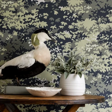 Into The Woods tumma puutapetti Langelid von Bromssen Camouflage image