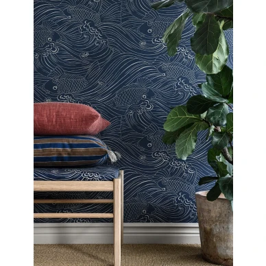 Plenty More Fish tummansininen kalatapetti olohuoneeseen Langelid von Bromssenilta 12 74 image