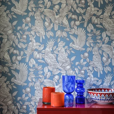 Talk About Cockatoos sininen lintutapetti Langelid von Bromssenilta Faded Denim image