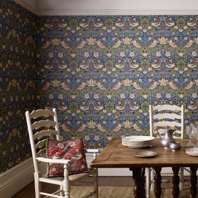 Strawberry Thief sininen lintutapetti ruokailuhuoneeseen Morrikselta image