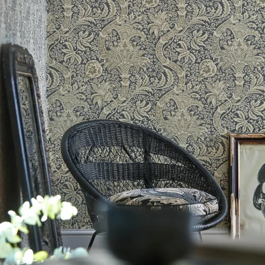 Indian musta ruskea kuviollinen tapetti olohuoneeseen Morrikselta image