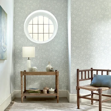 Mallow vaaleansininen kukkatapetti olohuoneeseen Morrikselta image