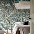 Melsetter sininen puu ja lintutapetti makuuhuoneeseen Morris