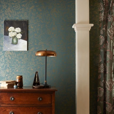 Middlemore tummanvihrea kultainen metsatapetti olohuoneeseen Morris image