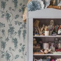 Hedvig sininen kukkatapetti tyohuoneeseen Sandbergilta