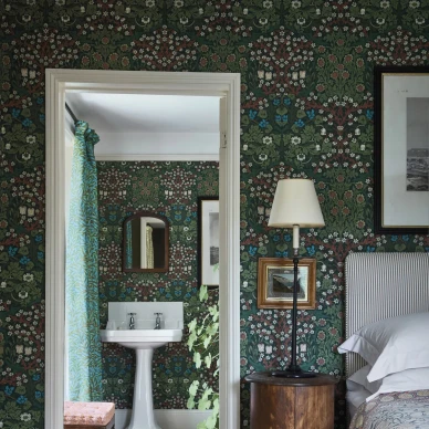 Blackthorn vihrea punainen kukkatapetti makuuhuoneesen Morrikselta image