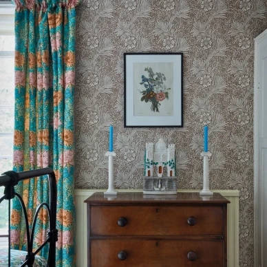 Marigold beige ruskea kukkatapetti makuuhuoneeseen Morrikselta image