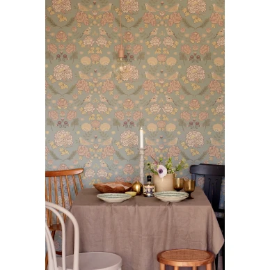 June vihrea monivarinen lintutapetti ruokailuhuoneeseen Majvillanilta 136 02 image
