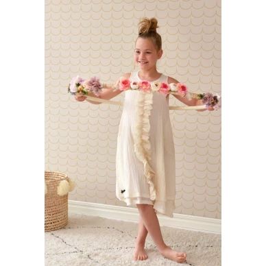 Drop Curtain graafinen tapetti lastenhuoneeseen Majvillan 137 01 image