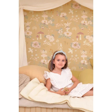 Old Garden keltainen mielikuvituksellinen lastentapetti lastenhuoneeseen Majvillan 138 01 image