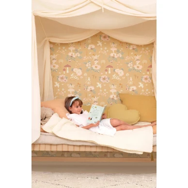 Old Garden keltainen satutapetti lastenhuoneeseen Majvillan 138 01 image