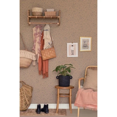 Animal Dots ruskea pilkullinen tapetti teinihuoneeseen Majvillanilta 142 01 image