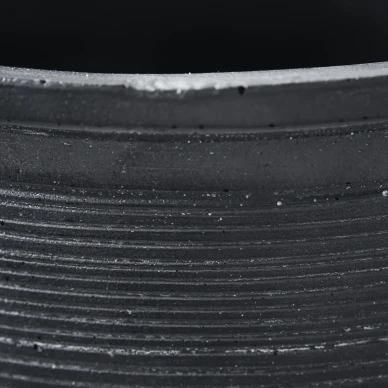 Ground Planter korkea musta betoniruukku lahikuva House Doctorilta image