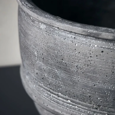 Ground Planter large iso musta betoniruukku lahikuva House Doctorilta image