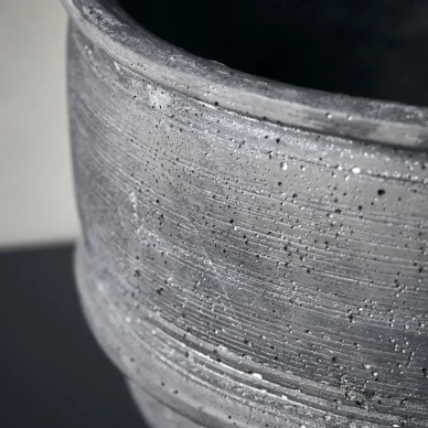 Ground Planter levea musta betoniruukku lahikuva House Doctorilta image