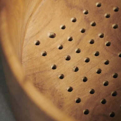 Berry Bowl iso puinen kulho ilma aukoilla lahikuva House Doctorilta image