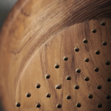 Berry Bowl keskikokoinen puinen kulho ilma aukoilla lahikuva House Doctorilta image