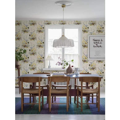Lisbet Jobs Fagelbo vaalea kukkatapetti ruokailuhuoneeseen Borastapeterilta image