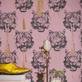 Coco Tiger roosa tiikeritapetti olohuoneeseen Studio Lisa Bengtsson